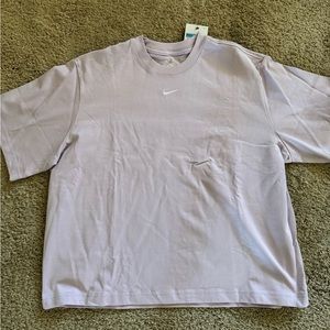 The Nike Tee Women’s Loose Fit